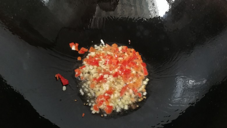 香爆土豆片,锅中留少许底油，下入蒜末和红椒碎煸香