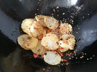 香爆土豆片,下入炸好的土豆片，调入适量盐、胡椒粉和鸡精翻炒均匀