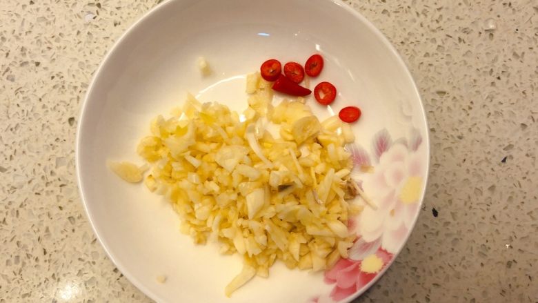 蒜蓉爆苋菜,为了颜色好看，我切了几段小辣椒。