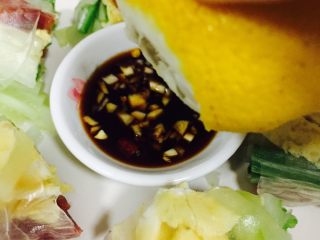 越南春卷,用味极鲜，盐，小米椒，蒜末调成酱料，挤入几滴柠檬汁