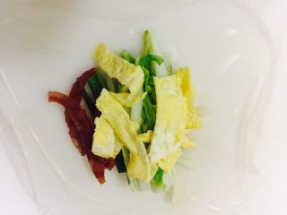 越南春卷,把腊肠，鸡蛋，白菜，秋葵，黄瓜条放在平铺的春卷皮上