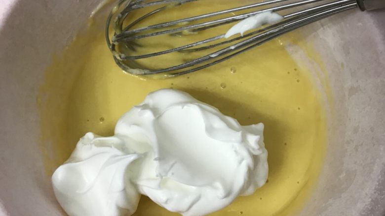 原味戚风纸杯蛋糕,取三分之一蛋白放入蛋黄糊中