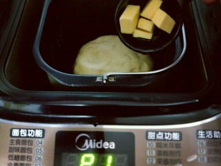 宝宝最爱&香肠面包,这时把黄油称重切小块，室温软化。20分钟后面团处于扩展阶段，这时加入室温软化的黄油。(室温自然软化)