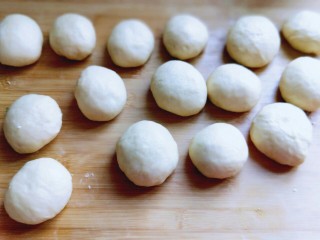宝宝最爱&香肠面包,将发酵好的面团取出排气。分成等份的小面团。