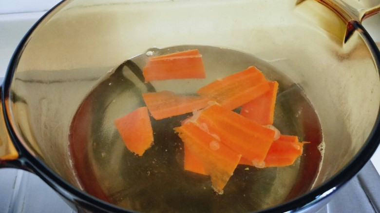 季节菜#白灼芦笋#,胡萝卜焯水，水开后放入胡萝卜后立即关火，捞出切碎。(这里可以把胡萝卜换成红辣椒)