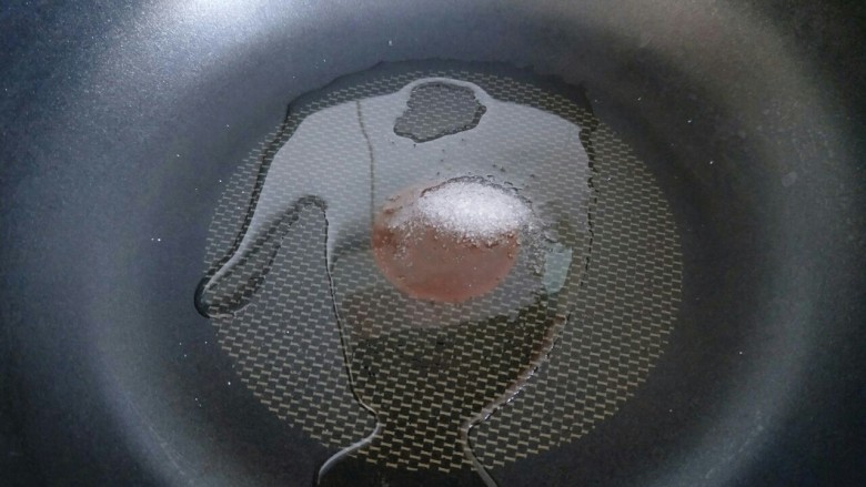 季节菜#白灼芦笋#,起油锅，油烧热后加入少量盐。