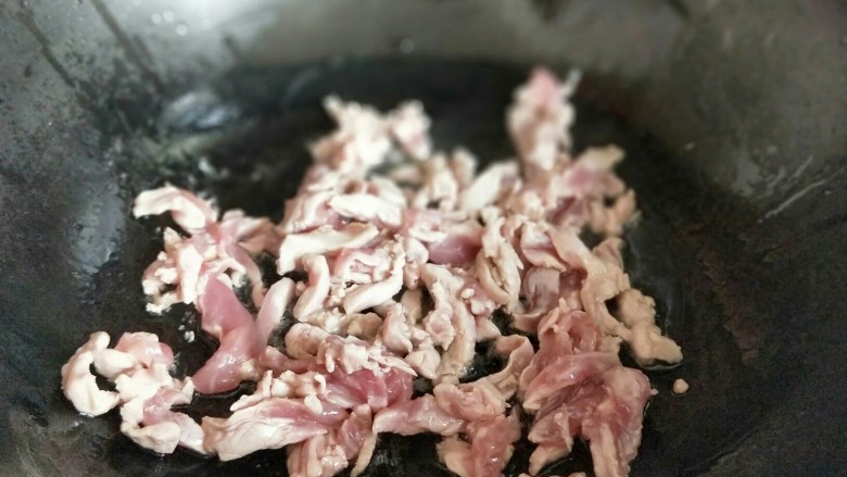 #劳动最光荣#青椒肉丝打卤面,起油锅，加入切好的肉丝煸炒。