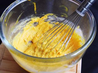 中空南瓜戚风蛋糕,用蛋抽搅拌均匀。