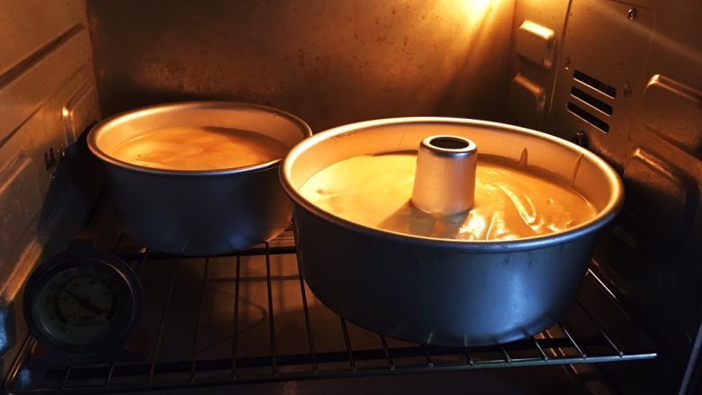 中空南瓜戚风蛋糕,烤箱预热至150度，两个模具放入烤箱中。