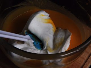 中空南瓜戚风蛋糕,取三分之一的蛋白霜加入到蛋黄糊中。