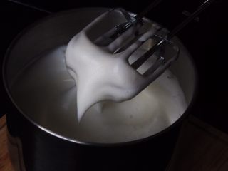 中空南瓜戚风蛋糕,加入30克细砂糖搅拌50圈，打蛋头出现下垂的弯钩。