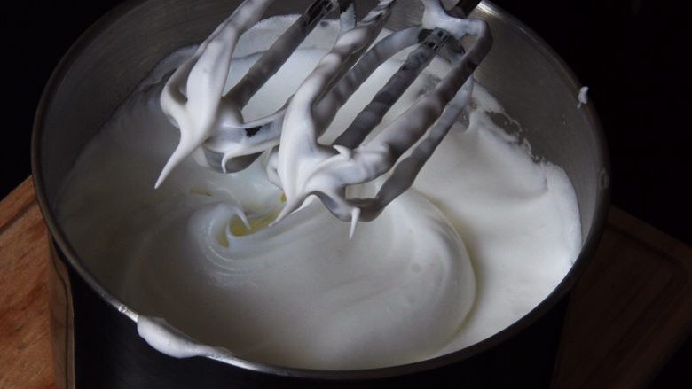 中空南瓜戚风蛋糕,再加入15克细砂糖搅打30圈，因为中空模具不需要太硬的蛋白霜。