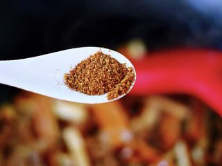 蚝油茼蒿肉丝豆干小炒,加入花椒后再继续翻炒