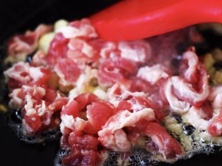 蚝油茼蒿肉丝豆干小炒,加入切条的猪肉