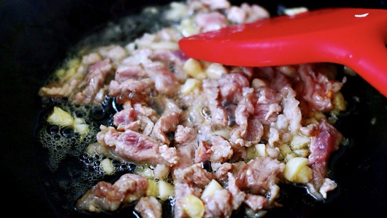 蚝油茼蒿肉丝豆干小炒,大火继续翻炒、直至看见猪肉断生变色时
