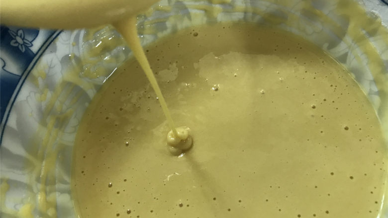 黄金鸡蛋面 ,面粉全部加入蛋液中拌匀后静置15分钟，用勺子舀起面糊往下滴落可形成一条不断的线即可。