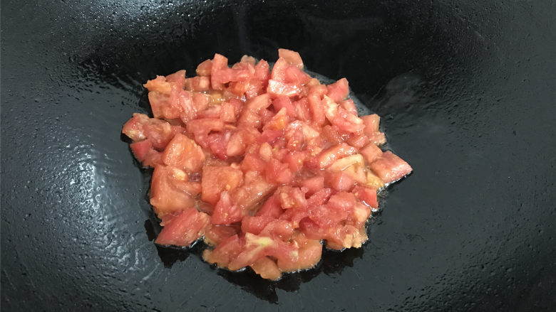 黄金鸡蛋面 ,锅中倒入适量油。把番茄丁放入翻炒至番茄起沙。