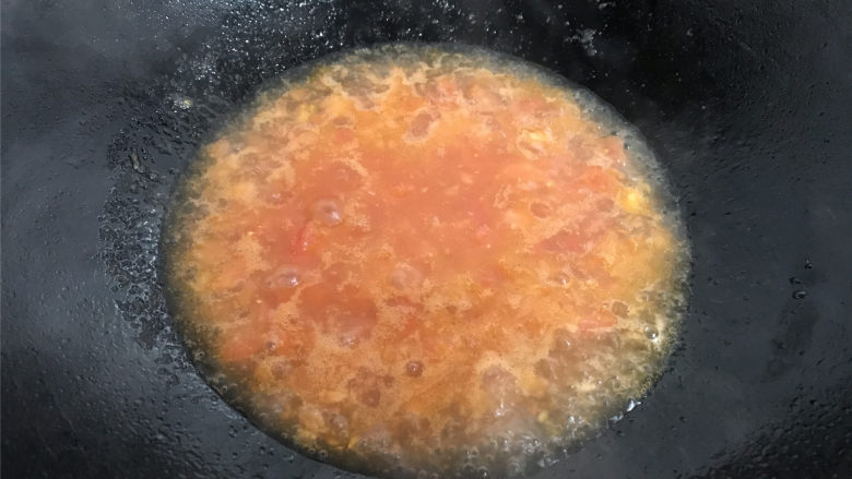 黄金鸡蛋面 ,加入适量水煮开，煮开后转中小火。
