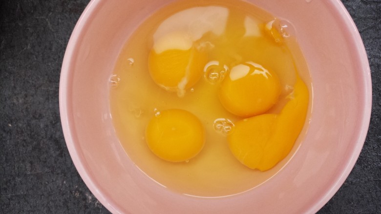 自制家庭版蛋挞,把四个鸡蛋全部打入碗中