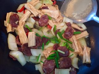 腐竹烧腊肠,锅中水干后加入葱叶