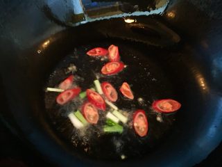 腐竹烧腊肠,油烧热后放入红椒和葱白炒香