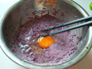 紫薯鸡蛋饼,打入一个鸡蛋