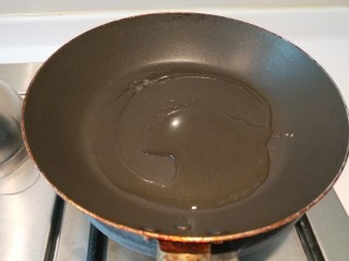 紫薯鸡蛋饼,平底锅烧热放适量油。