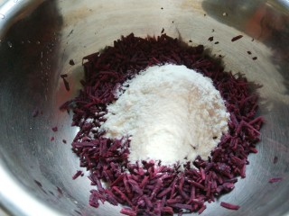 紫薯鸡蛋饼,加入40克面粉。
