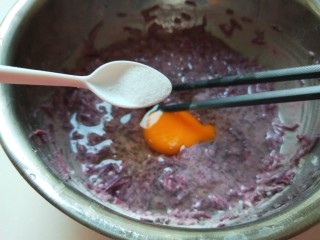 紫薯鸡蛋饼,加入一克盐，加适量水调成糊。