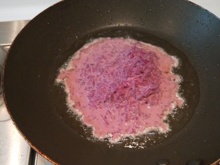 紫薯鸡蛋饼,放入紫薯糊。