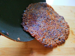 紫薯鸡蛋饼,倒入案板切成四角。