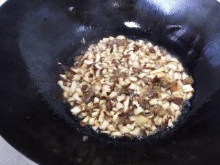 八珍玉米面窝头,接下来是香菇，豆豉
