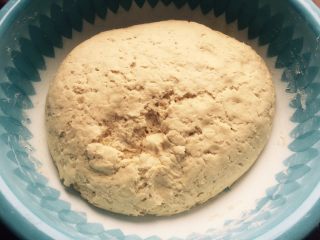 八珍玉米面窝头,2/3的小麦面粉+1/3的玉米面粉，用凉水和面，发酵粉用温水化开，揉到面团里，覆盖发酵，大约两小时