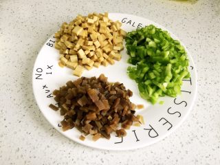 八珍玉米面窝头,青椒、豆腐干、咸菜切丁