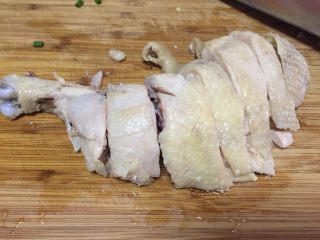 简易白切鸡,待鸡腿完全可冷却后捞出切段