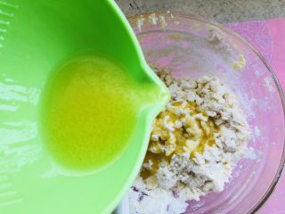 香甜苹果派,软化后加入低筋面粉用手揉匀