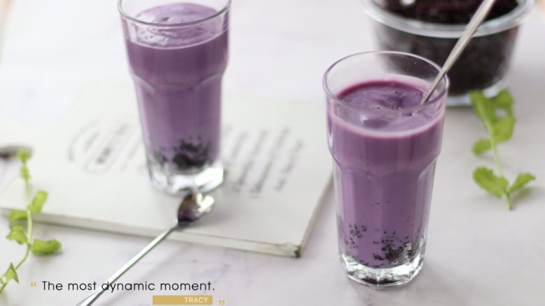 奶香紫薯血糯米糊,杯子底放一些血糯米，再将紫薯牛奶糊倒入即可