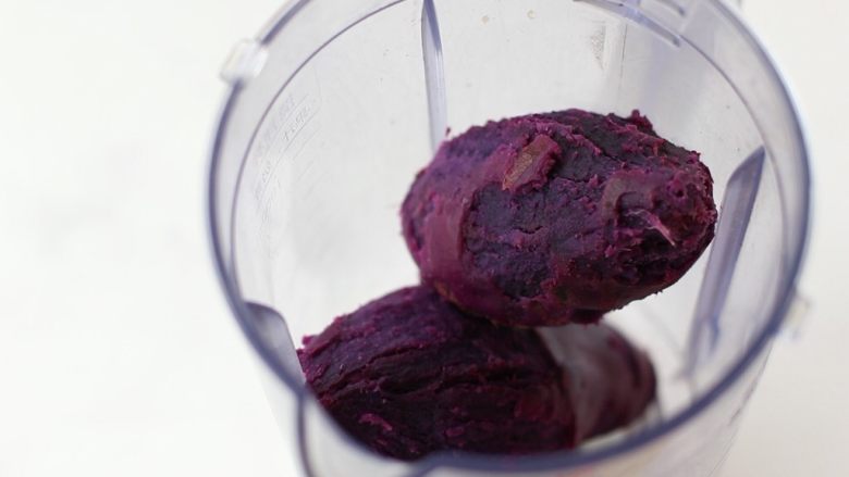 奶香紫薯血糯米糊,紫薯去皮放入料理机