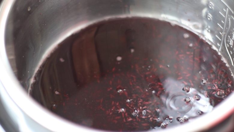 奶香紫薯血糯米糊,血糯米淘洗干净后倒入锅里，加适量水，具体水量根据自家煮饭习惯来