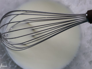 拼色慕斯,以上配方适用于学厨不锈钢8寸圆形慕斯圈一份的用量。
蛋糕胚：把牛奶和色拉油混合搅拌稍浓稠状。
