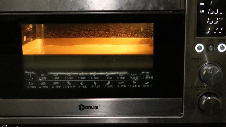 拼色慕斯,放入东菱烤箱中下层，上下火150度预热3分钟，烘烤25分钟，烘烤结束后取出倒扣在网架上待凉撒撕去油纸即可。