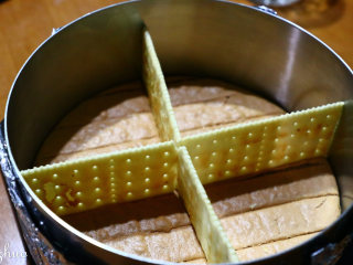 拼色慕斯,用慕斯模具按压出底一片蛋糕片铺底，模具底部要包上两层锡纸，再入在一个平的盘子上，这样方便挪动且不易漏，再用四苏打饼干十字形隔开。