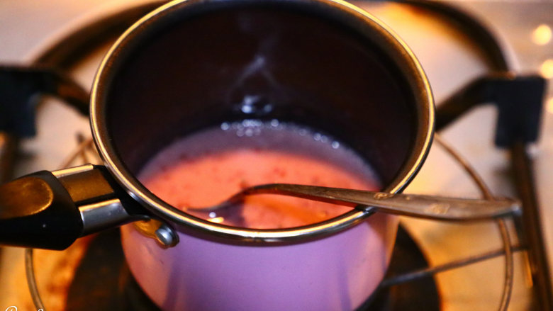 拼色慕斯,依次加热，温热搅匀即可，巧克力要加热至融化。小火边加热边搅匀以免糊底。

