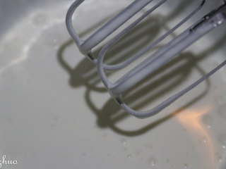 拼色慕斯,淡奶油打至5分发流动的状态，加入融化的吉利丁液，手动拌匀。