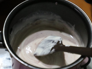 拼色慕斯,淡奶油分三次，分别加入步骤10中，每份100克。手动拌匀。剩下的淡奶油就是一格原味。