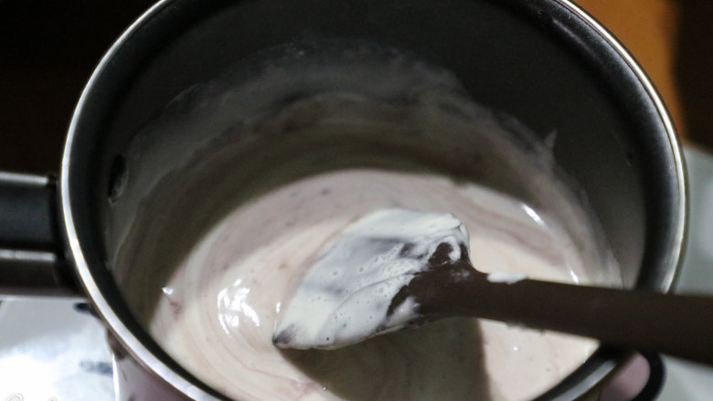 拼色慕斯,淡奶油分三次，分别加入步骤10中，每份100克。手动拌匀。剩下的淡奶油就是一格原味。