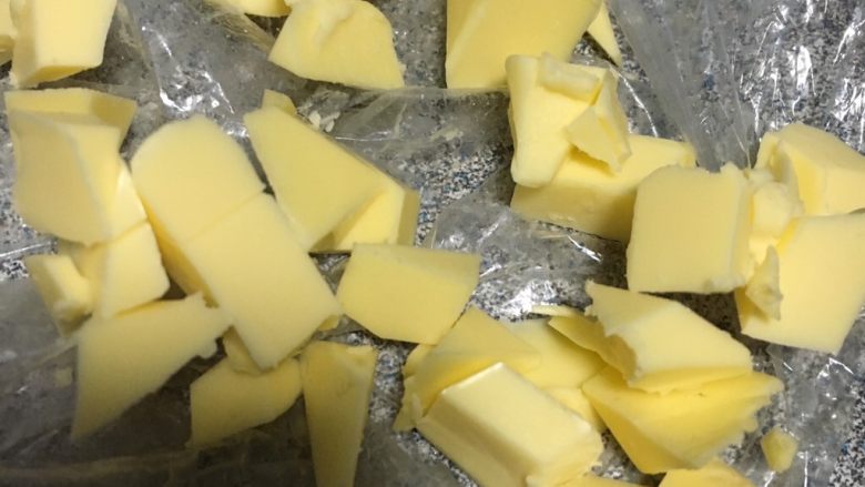手撕可可紫薯卷,揉成光滑的面团后，加入软化的黄油继续揉面