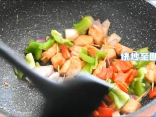 家常牙签肉，一口一个，好吃不脏手,下洋葱、青红椒块炒至断生。