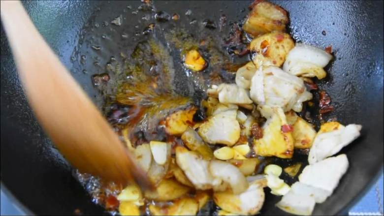 咸鲜美味，肥而不腻，快手又开胃的回锅肉,最后放入青蒜叶炒至断生，即可。