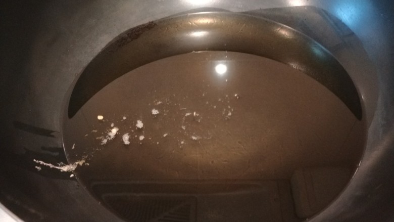 香炸小河虾,锅中倒入500克油烧七成热。
